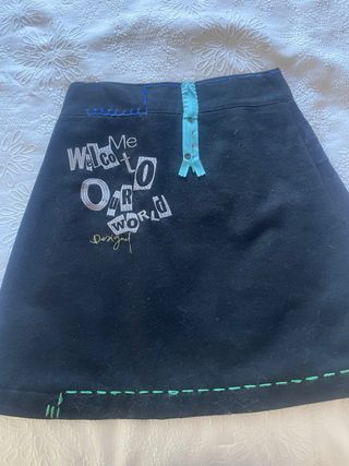 Impresionante Falda Desigual Negra con Detalles