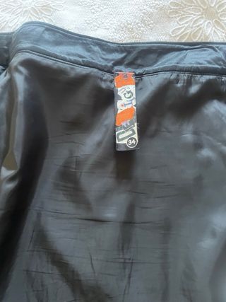 Impresionante Falda Desigual Negra con Detalles