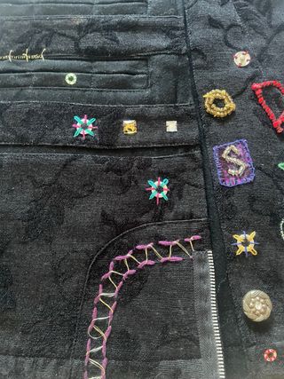 Impresionante Falda Desigual Negra con Detalles