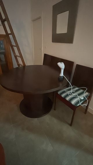 Mesa redonda de madera oscura