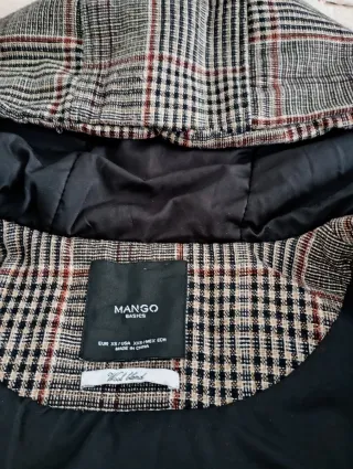 Trenca de cuadros marrón y rojo