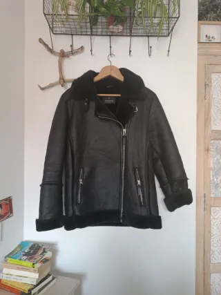 Chaqueta negra efecto piel con borreguito