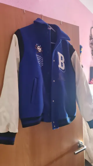 Chaqueta beisbolera H&M azul y blanco
