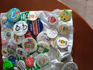 Lote de chapas y pins variados