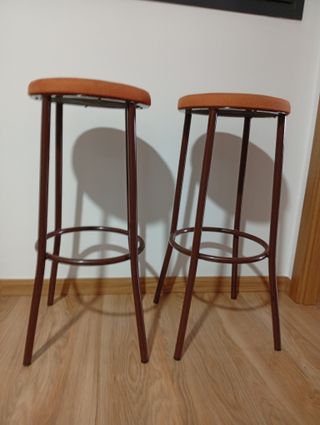 Taburetes altos marrones y naranjas