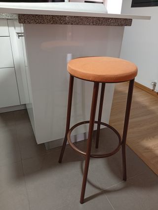 Taburetes altos marrones y naranjas