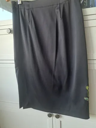 Falda negra con bordado de pavo real