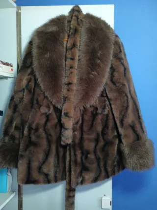 Abrigo pelo sintético marrón y negro