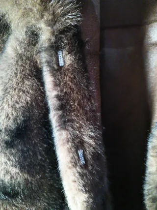 Abrigo pelo sintético marrón y negro