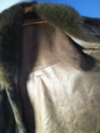 Abrigo pelo sintético marrón y negro