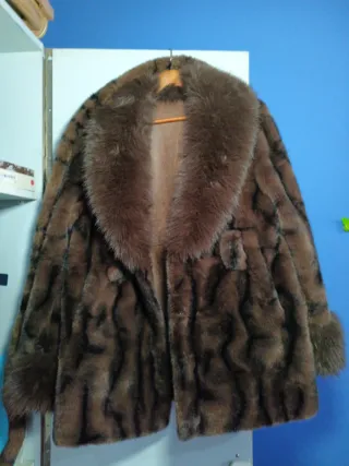 Abrigo pelo sintético marrón y negro