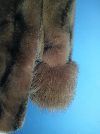 Abrigo pelo sintético marrón y negro