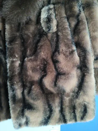 Abrigo pelo sintético marrón y negro