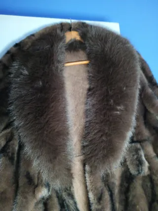 Abrigo pelo sintético marrón y negro