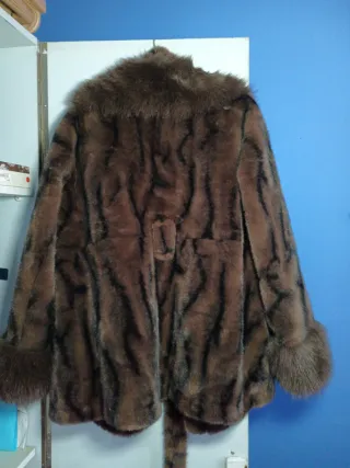 Abrigo pelo sintético marrón y negro