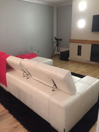 Divano con meccanismo elettrico