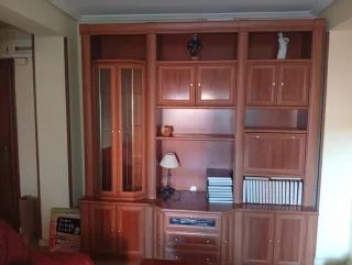 Mueble de salón de madera y cristal