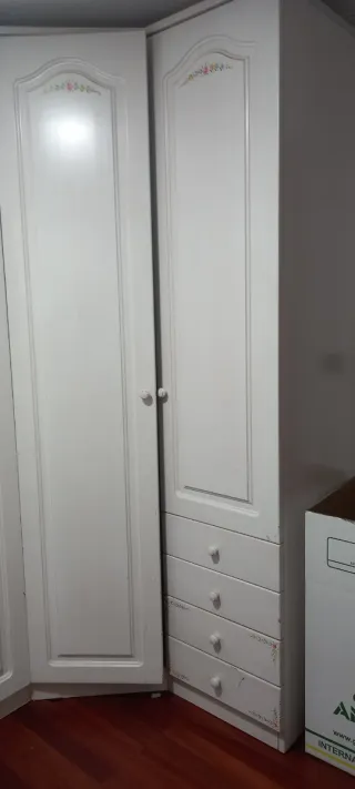 Armario de madera blanco