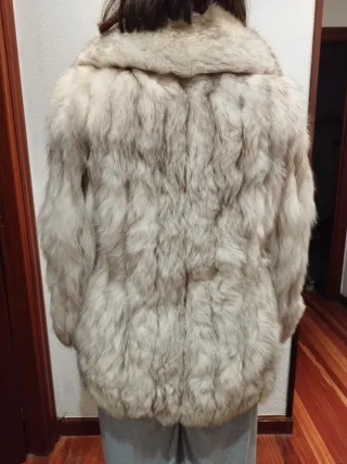 Abrigo de piel de zorro gris y blanco