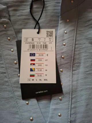 Blusa azul con pedrería