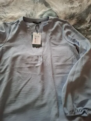 Blusa azul con pedrería