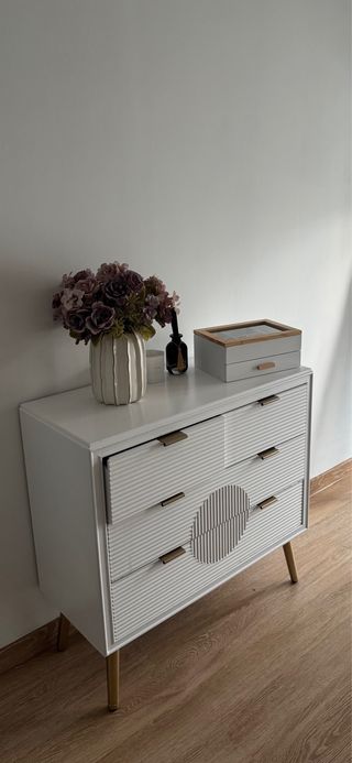 Cómoda blanca con detalles dorados