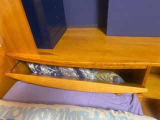 Dormitorio juvenil madera pino, con dos camas .