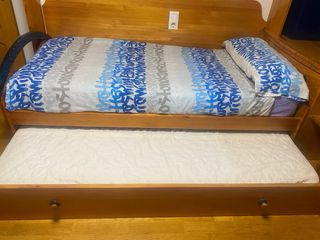 Dormitorio juvenil madera pino, con dos camas .