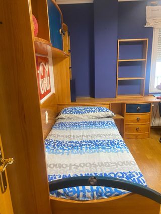 Dormitorio juvenil madera pino, con dos camas .