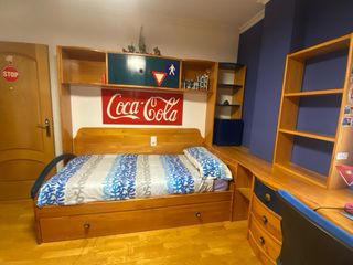 Dormitorio juvenil madera pino, con dos camas .