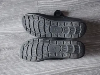 Zapatos de piel negros con tira de velcro.