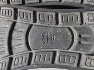 Zapatos de piel negros con tira de velcro.