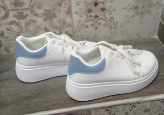 Sneakers bianche con dettagli blu