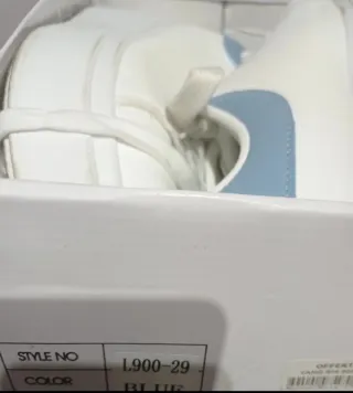 Sneakers bianche con dettagli blu