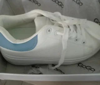 Sneakers bianche con dettagli blu