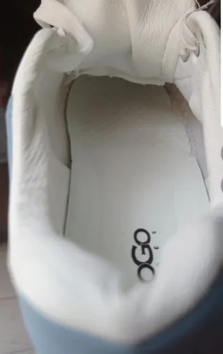 Sneakers bianche con dettagli blu