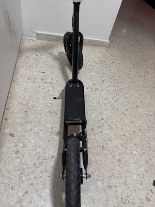 Patin negro con ruedas grandes