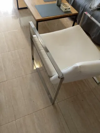Sillón de piel blanco con estructura metálica