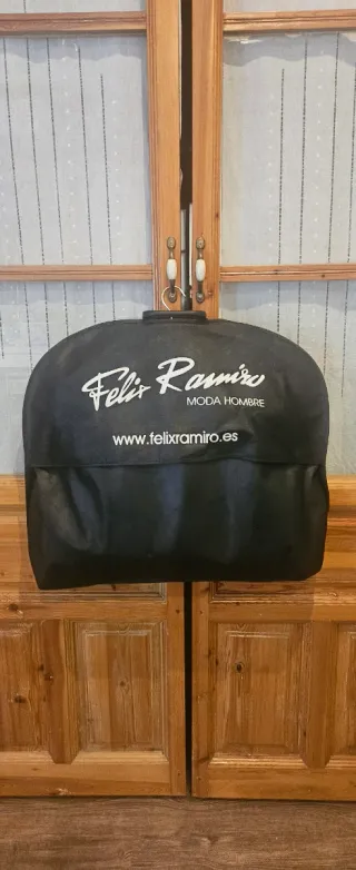 Traje de novio chaleco y corbata rojo