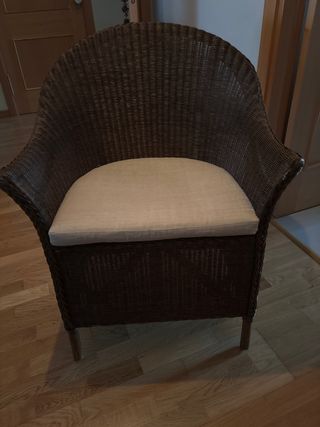 Butaca de rafia marrón y cojín beige