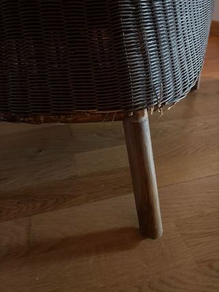 Butaca de rafia marrón y cojín beige