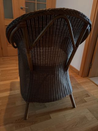 Butaca de rafia marrón y cojín beige