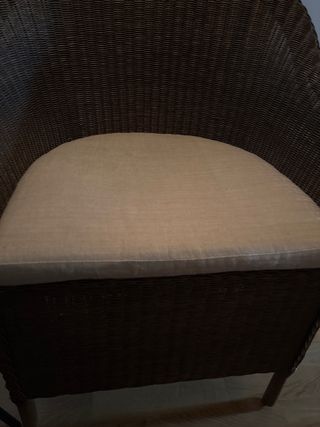 Butaca de rafia marrón y cojín beige