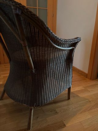 Butaca de rafia marrón y cojín beige