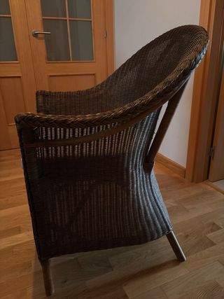 Butaca de rafia marrón y cojín beige