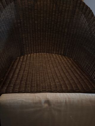 Butaca de rafia marrón y cojín beige