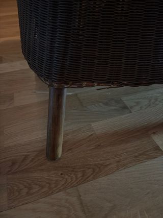 Butaca de rafia marrón y cojín beige