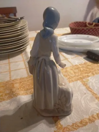 Figura de porcelana niña y oveja