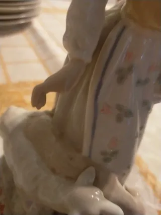 Figura de porcelana niña y oveja