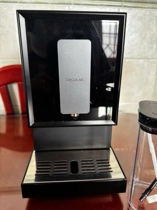 Cafetera superautomática Cecotec poco uso en caja.